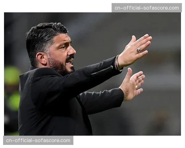 特写：马赛主帅加图索在训练场上亲自示范防守站位，情绪激昂